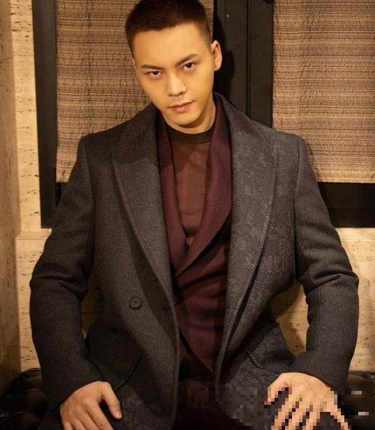 剪了"板寸头",吴亦凡陈伟霆霸道总裁,蔡徐坤陈晓邻家小哥哥