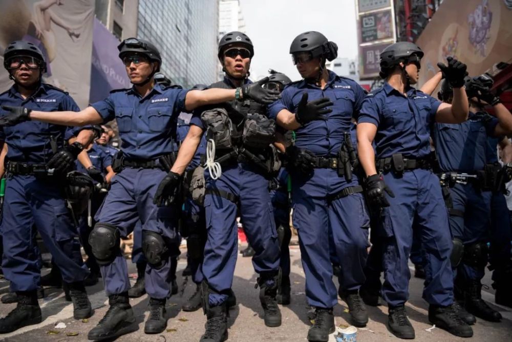 答案是:影视为香港阿sir们广泛树立起正面形象.