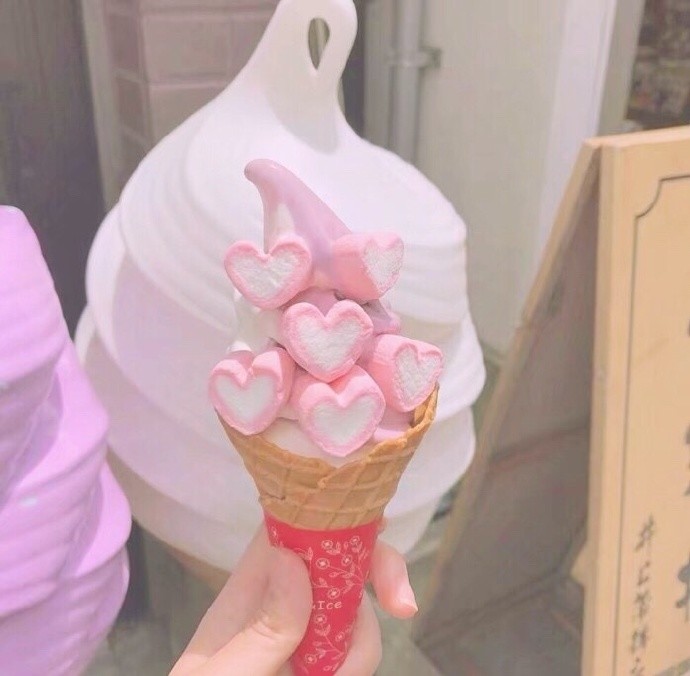 很多女生都会对冰淇淋不能抗拒,这种带着桃心的冰淇淋更是不能释怀,有