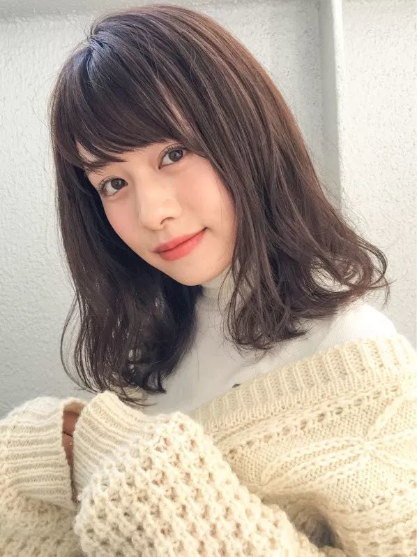 还保留"黑发很呆板"的刻板印象?看了这些发型会大有改观