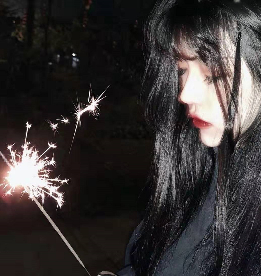 女头手里拿着烟花棒的样子,不知道大家对于今天的女生头像是否喜欢呢?