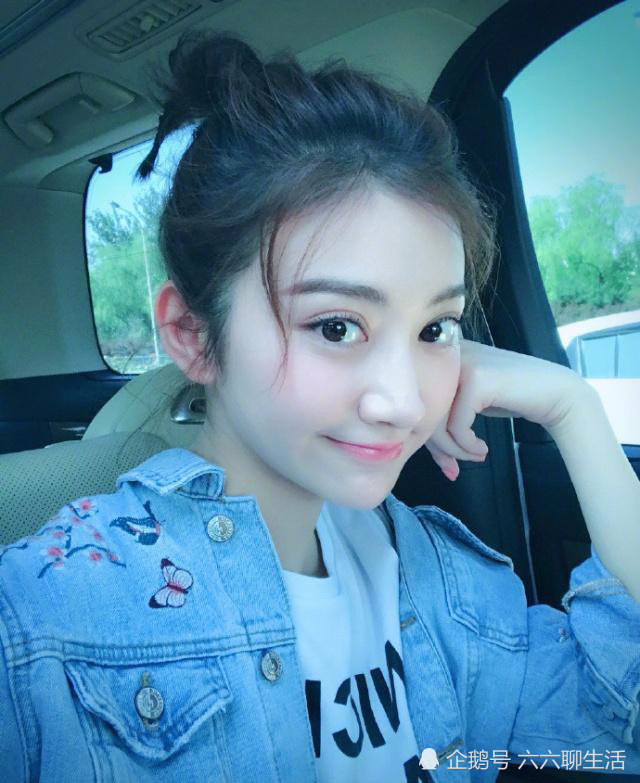 景甜最美童年照,五官精致萌出天际文艺范十足,活脱脱一个小仙女