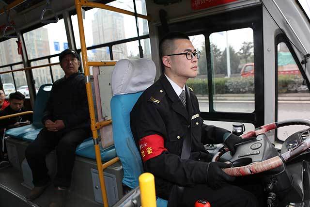 22岁开公交车,青岛年龄最小的公交司机来啦