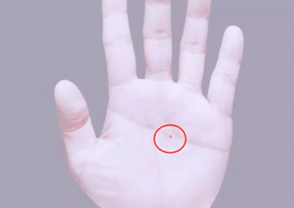 断掌者,富贵多金,身体也会健康长寿 女人的手心长痣,痣小而黑亮,则