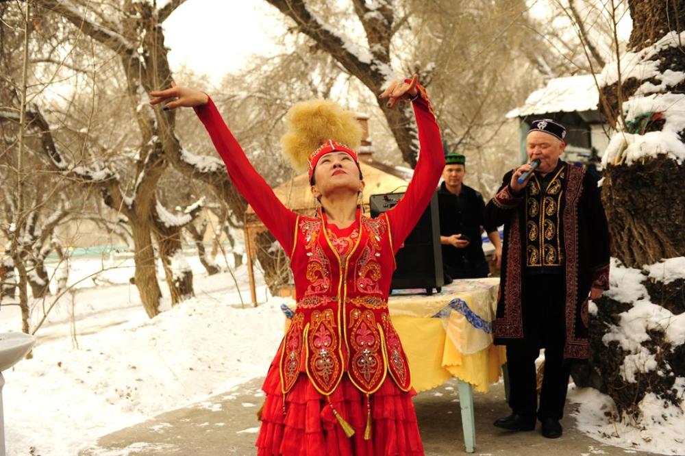 哈萨克族,新疆旅游,猫头鹰头饰,哈萨克未嫁姑娘,漂亮哈萨克姑娘