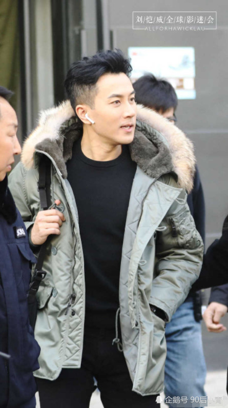 内搭黑色线衫,穿着黑色长裤的刘恺威大长腿一览无遗,45岁的刘恺威保养