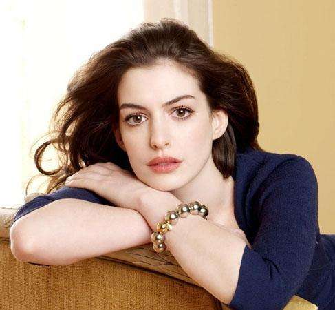 两代暴龙眼镜代言人!法国第一美女却不及好