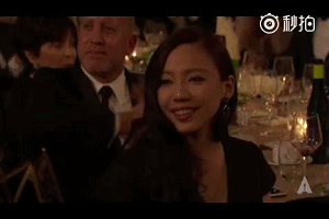 王力宏老婆和成龙合影，但她这衣服尺度大得不能看啊！