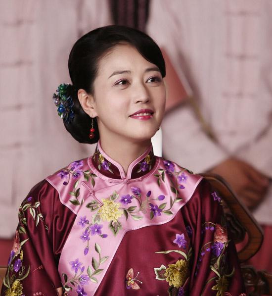 53岁的周海媚剧中一袭旗袍美如画,诠释什么是真正的东方女性美!