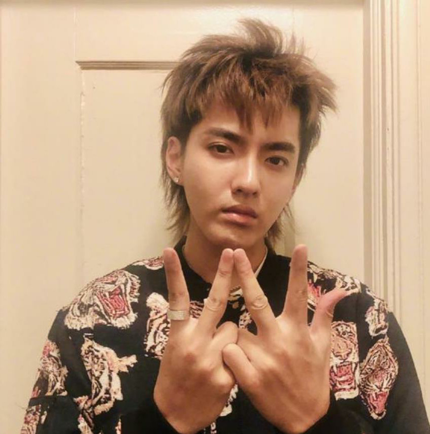 吴亦凡微博更新晒旧照,5字内容引粉丝吐槽,网友:闲的没事干?