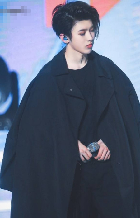 为什么蔡徐坤一直都留刘海,当看到他的无刘海造型:怕你太想嫁!