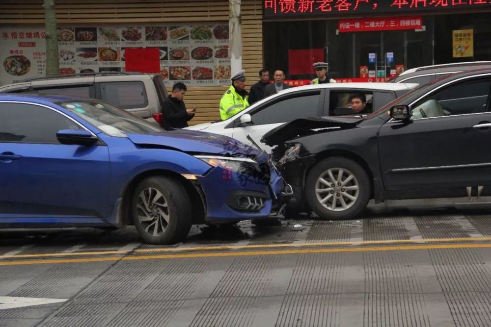 今天一早,怡华路车祸:疑思域违规越线酿两车猛烈对撞!