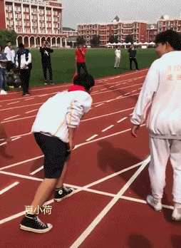 搞笑gif趣图:小姐姐咱能不能有点淑女形象,见了吃的就