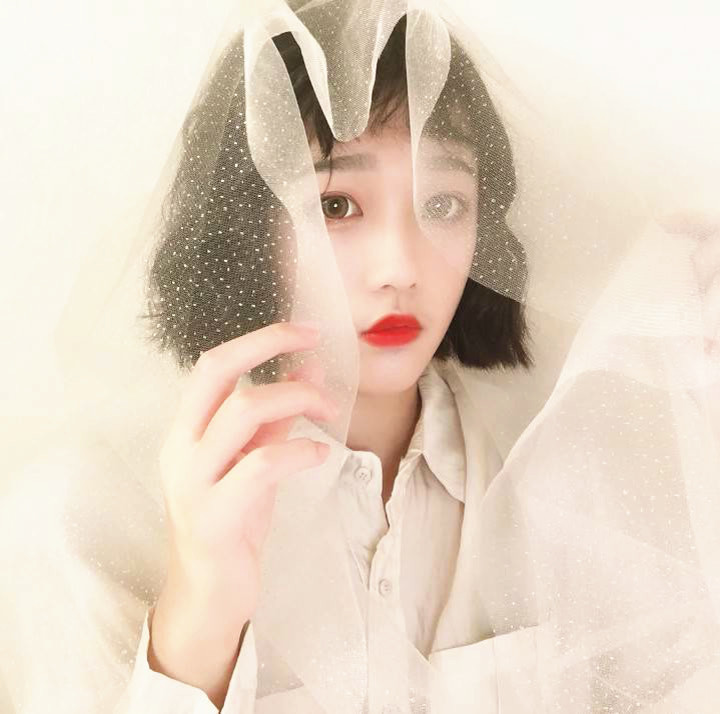 最近"苦练假笑"女头像火了:很遗憾吧,那么喜欢连张合影都没有
