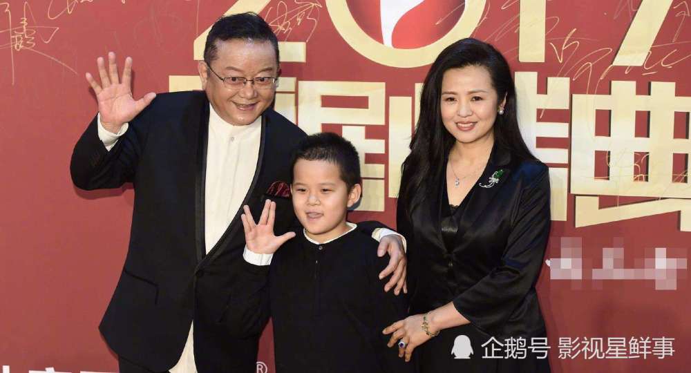 71岁王刚小20岁老婆曝光,瞒了13年,网友:终于舍得了!