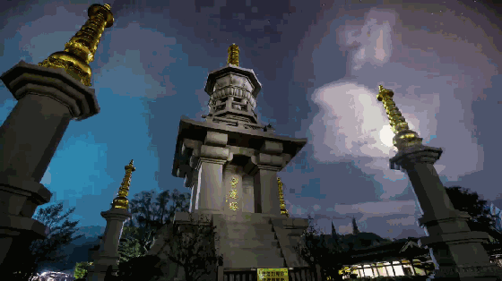 俨然已经具有相当的水准 我们不难想象 如今山林里的寺院 也是与时俱