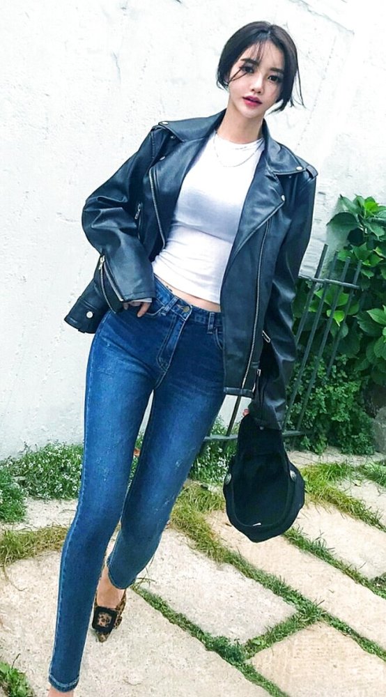 穿着牛仔裤的美女显瘦显腿长,轻松穿出修长迷人双腿!