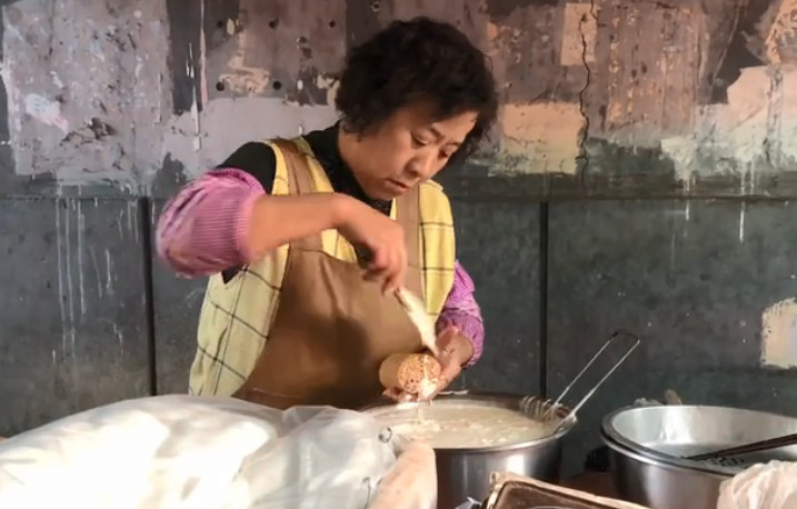 天津大妈卖卷圈二十年,塞馅本事无人能比,还没出摊食客就排长队