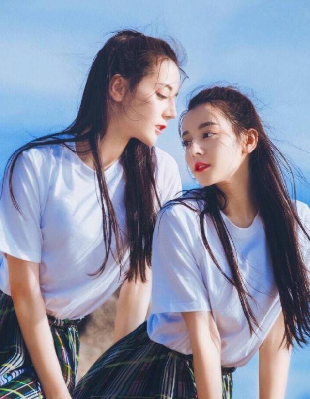 迪丽热巴妹妹和"迪丽冷巴"现身,两人太相似,网友:好羡慕!