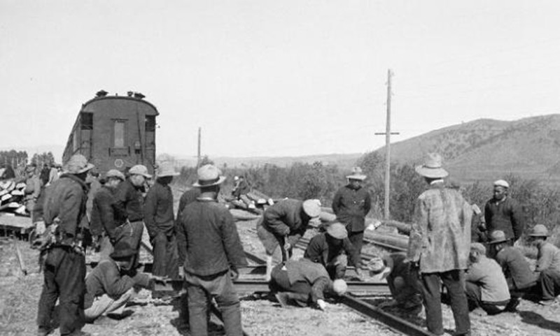 珍贵老照片:当时的铁路工人在抢修铁道