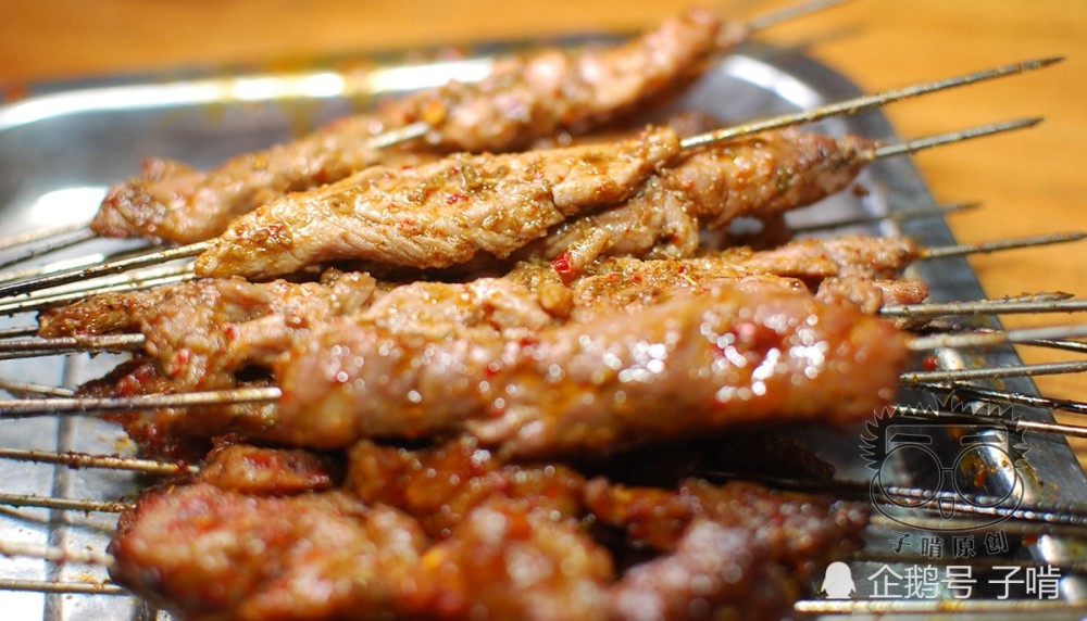 烤瘦肉也是一元一串,这个没有烤肉筋的口感好,吃着有点柴