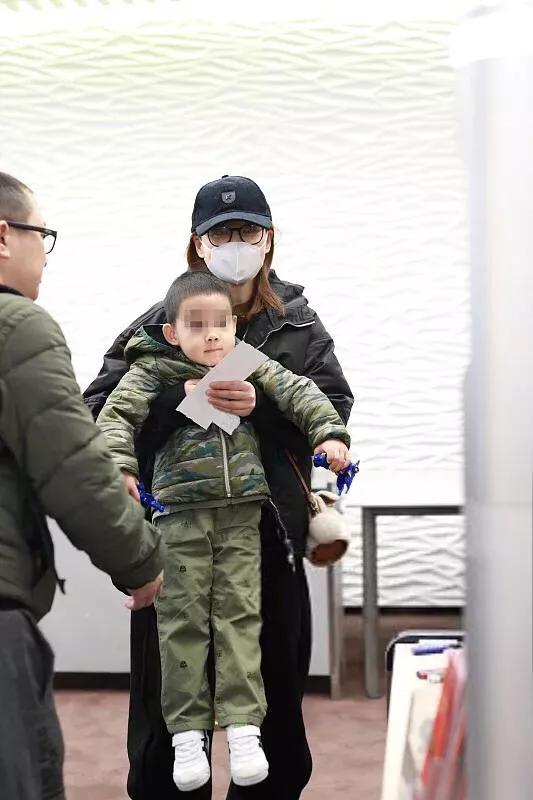 梅婷一家四口出行温馨有爱,儿子阳阳呆萌,女儿变长发萝莉像妈妈