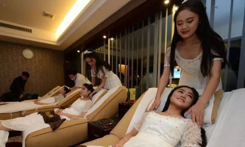 足浴店打工小妹儿,月入过万变身富婆也没人要,原因太真实!