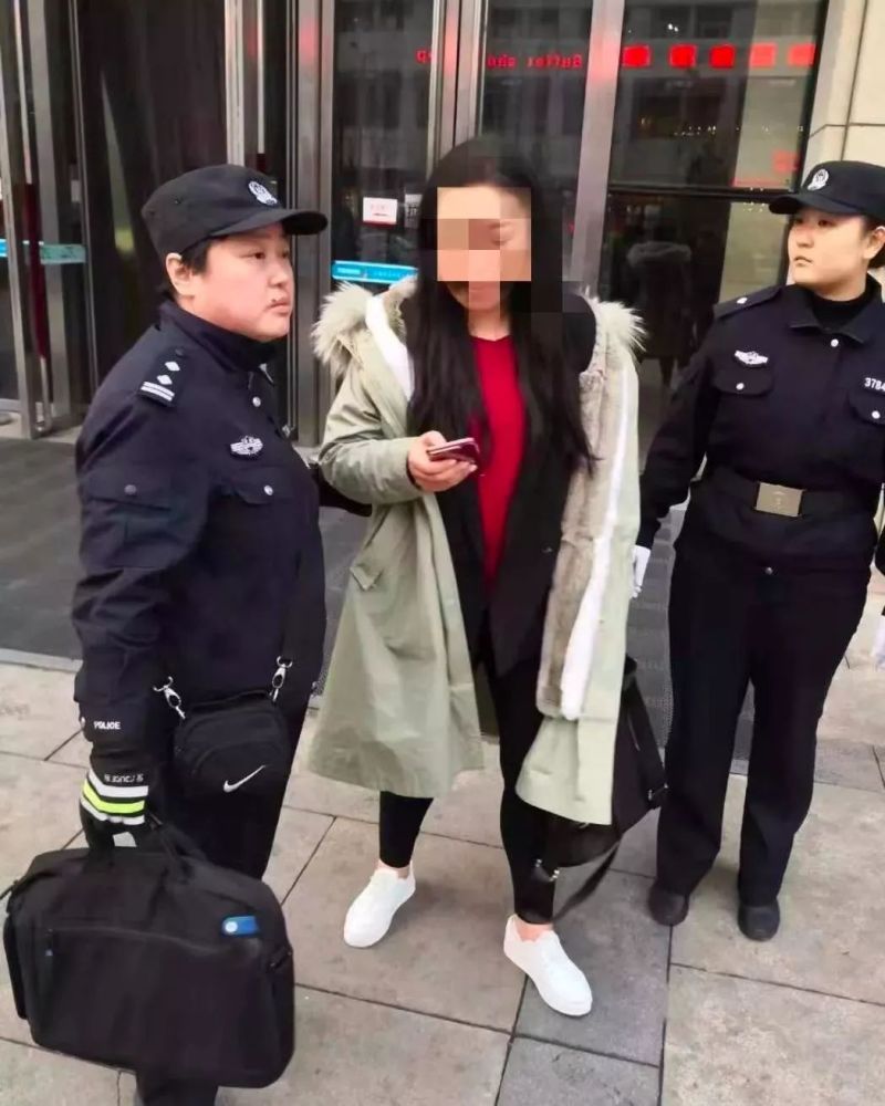 济南市历城区法院法警根据多年之前的照片将一