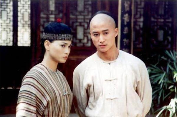樊亦敏曾与吴京传恋情,如今沦为卖鱼婆,下场凄凉!