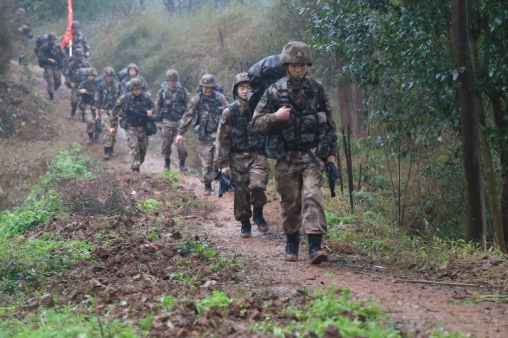 77集团军某合成旅勤务保障营组织20公里徒步行军强化训练,将部队拉至