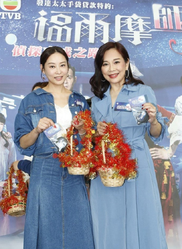 48岁陈松伶穿蓝色风衣时尚减龄,看到未修图后,简直像换了个头