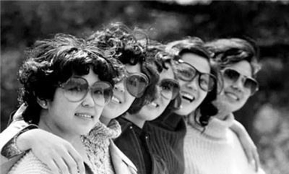 80年代照片:女生宿舍里学生穿着清凉,图5的女孩让人怦然心动