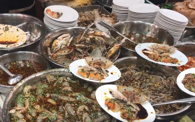广东最豪华的宵夜,以一碗白粥为主的大排档,菜品却高达四百多个