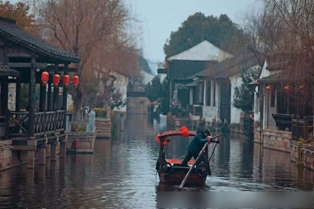 小桥流水,白墙黛瓦,青石板路和摇曳的乌篷船这就是江南水乡模样