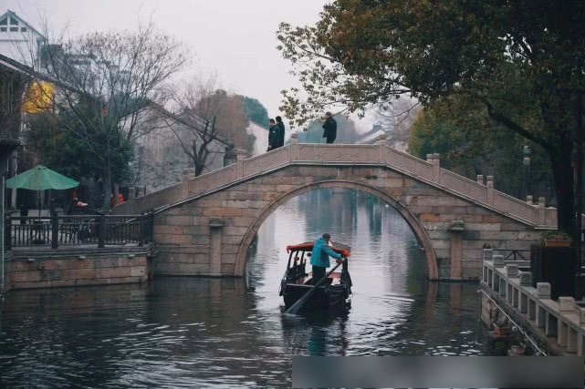 江南最有名的就是小桥流水,桥下的船摇曳.桥上的人看着风景.