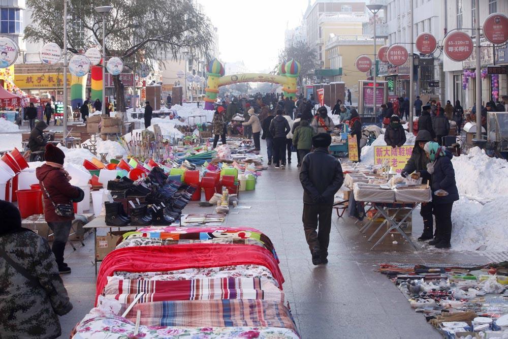 商贩雪窝摆摊十小时 只为家人吃饱穿暖