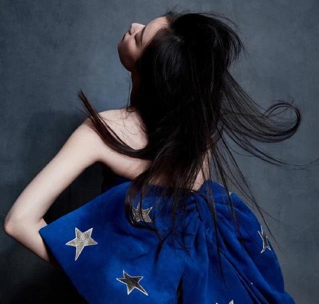欧阳娜娜撞衫倪妮,倪妮一个背影轻松秒杀,果然姜还是老的辣!