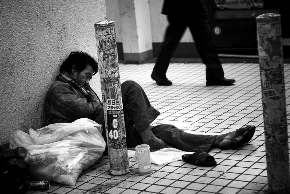 日本流浪汉的尊严:不屑去做乞丐,露宿街头靠捡垃圾自力更生