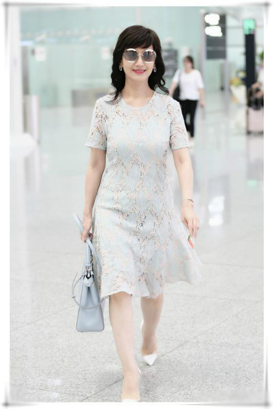 赵雅芝,针织,机场,刘海,皮裙