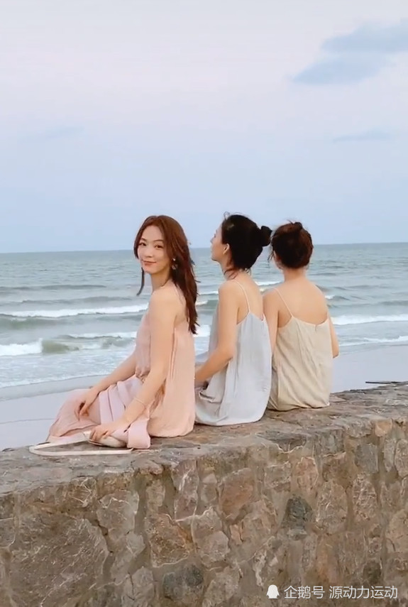 闺蜜三人拍写真,第一位70,第二位80,第三位:求小姐姐微信