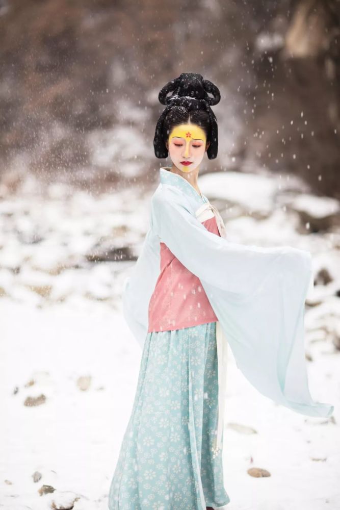 额黄妆与垂髾髻,古代人复原妆造这么美!