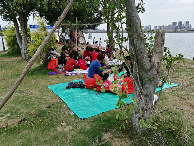 意溪渡口公园乱象多,市民竟在草地燃炭火!