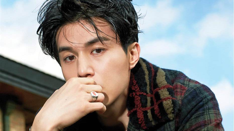 年近40的男星李栋旭上热搜,只因颜值和身材都"吊打"小