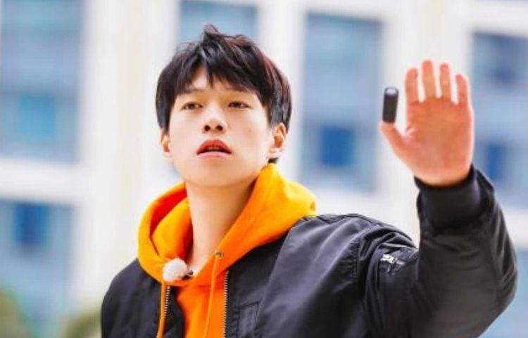 李沁与魏大勋海边度假,注意到大勋的手?绅士风度一目了然