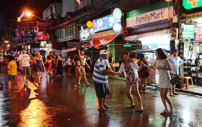 探秘中缅边境城市的美:缅甸小勐拉赌场夜晚背后繁华的