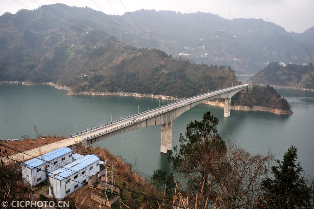 3月3日在湖北省宜昌市夷陵区太平溪镇韩家湾村拍摄的百岁溪大桥风景.