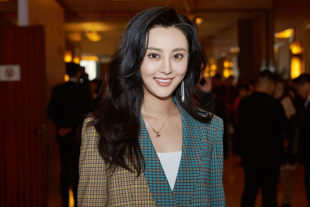 甘露出席《老公去哪儿》首映礼 一袭撞色西装美成全场