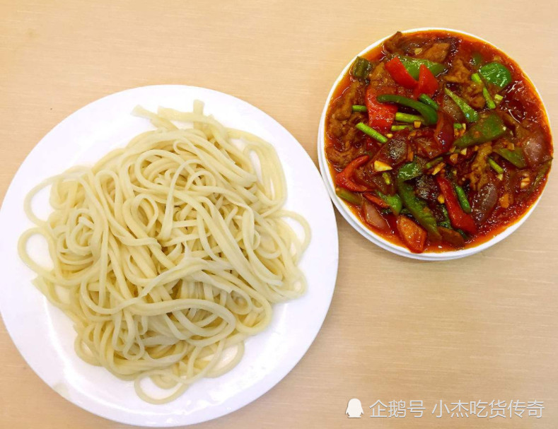 这才是正宗的新疆拌面,不要把拌面当新疆拌面,不是一个档次