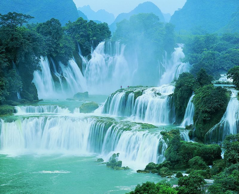 德天大瀑布位于中越边境,广西大新县,为国家级景点.