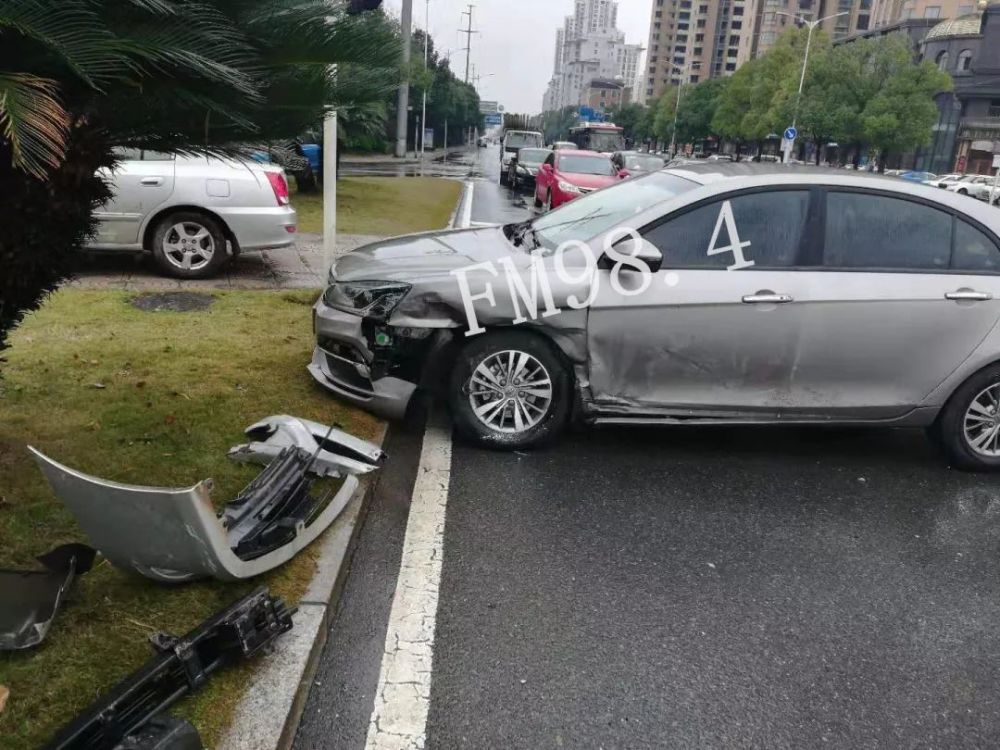 株洲两车相撞车损严重!天雨路滑谨慎开车